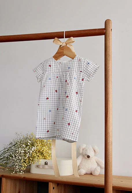 Mädchen-Babypopelinekleid mit Druck in Weiß und Blau