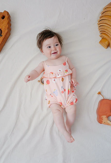 Tutina in maglia per neonata con stampa floreale in rosa.