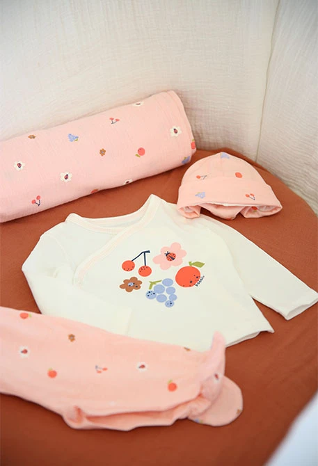 Ensemble en tricot pour bébé fille de couleur blanche et rose