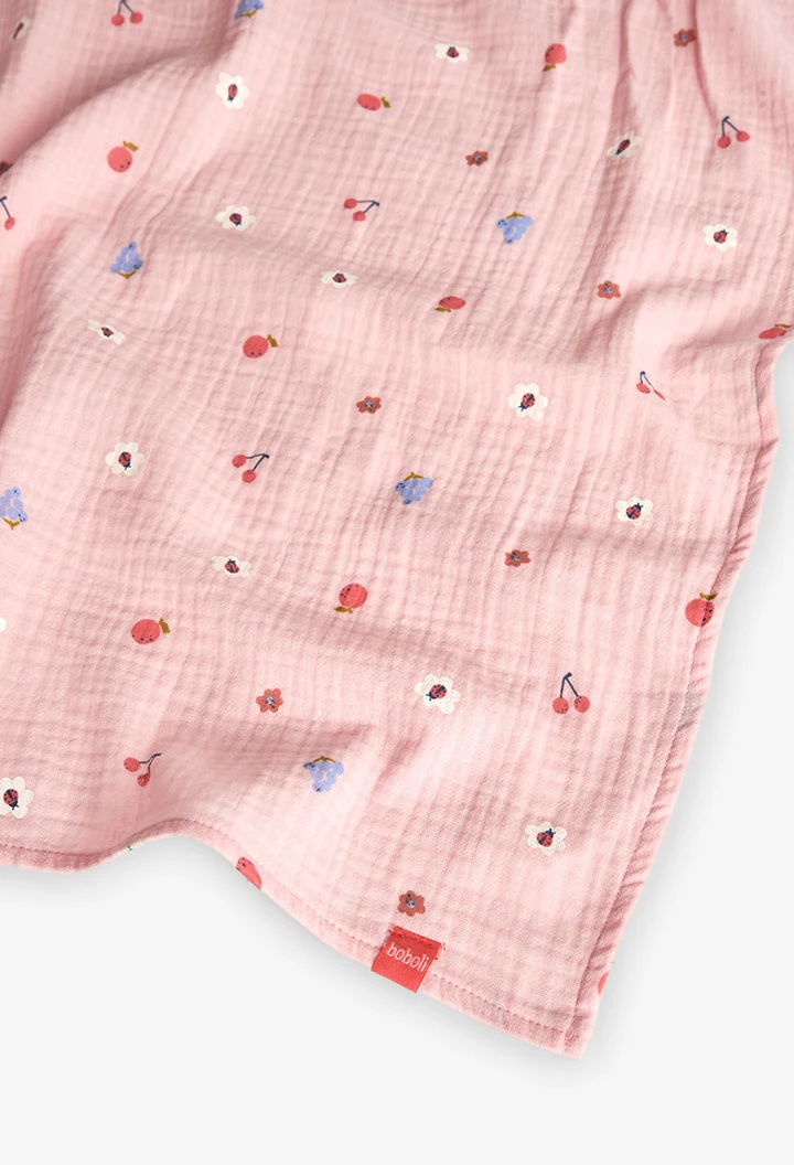 Flach gestrickte Babydecke in Rosa mit Druckmuster
