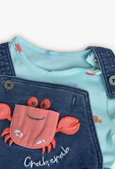 Baby-Set mit aquafarbener Strick-T-Shirt und Krebsaufdruck.