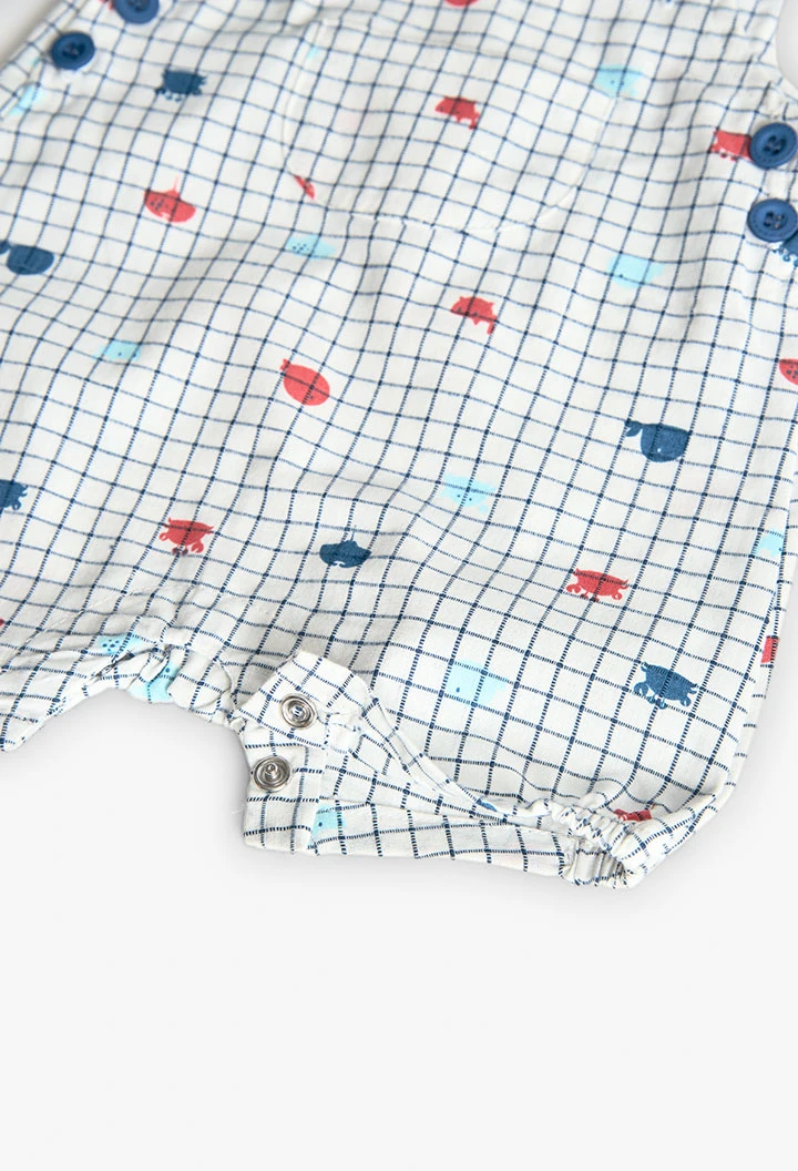 Salopette in popeline per bambino in colore bianco con stampa a quadri in blu e rosso.