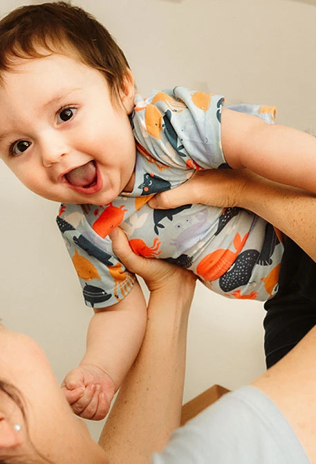 Conjunto de t-shirt de malha para bebé menino em azul com estampado