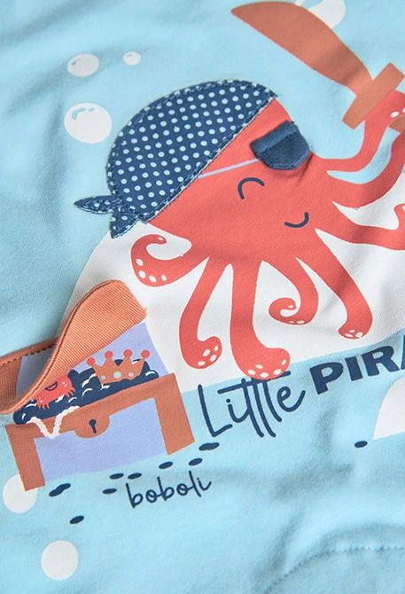 Barboteuse courte en tricot pour bébé garçon de couleur bleue avec imprimé de pieuvre pirate.