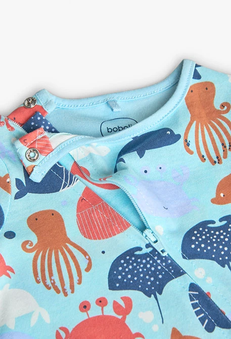 Babygrow de malha para bebé menino em azul com estampado de motivos marítimos.