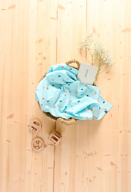 Couverture en popeline pour bébé de couleur bleu clair avec imprimé.