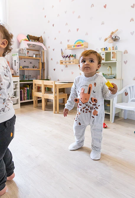 Pagliaccetto neonati in velluto grigio con animali