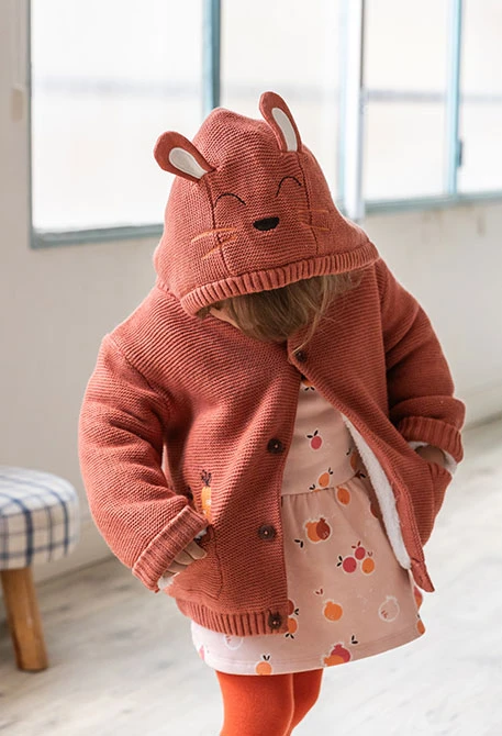 Orangefarbene Babyjacke