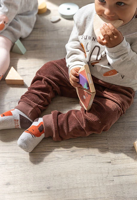 Rohweißes Strickset für Babys mit Hase