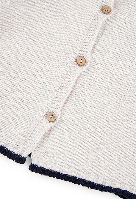 Weißer Baby-Pullover mit Buchstabendruck