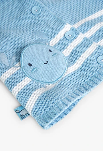 Casaco tricotado de bebé em azul celeste