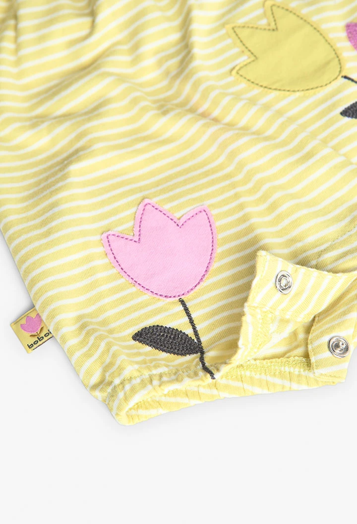 Pagliaccetto in maglia per bambina in colore giallo a righe con motivo floreale.