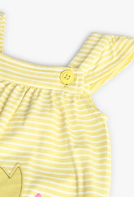 Macacão tricotado para bebé menina em amarelo listado com design de flores.