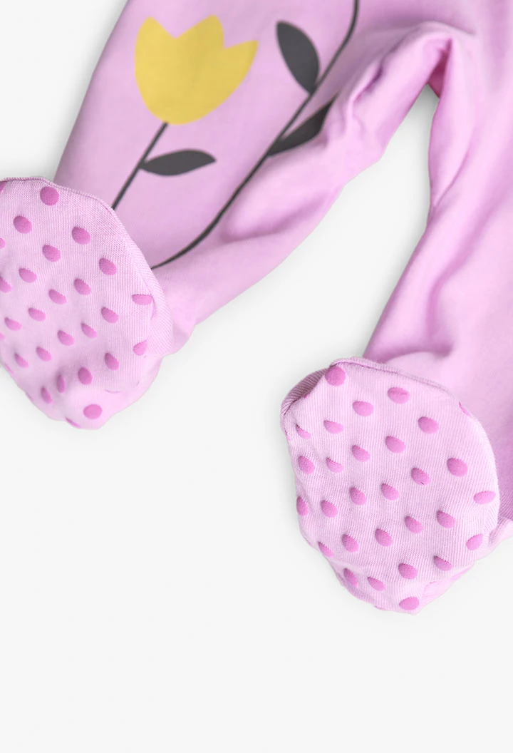 Pelele in maglia per neonata di colore rosa con stampa di farfalle e fiori.