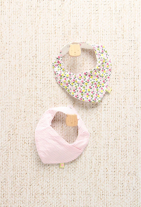 Pack of knitted bibs for unisex baby in pink with floral print