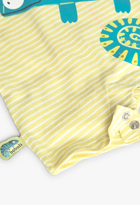 Grenouillère en tricot pour bébé garçon de couleur jaune avec motif caméléon.