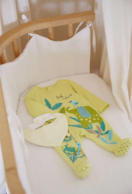 Pagliaccetto lavorato a maglia per neonato di colore verde