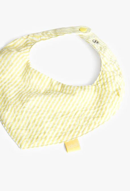 Lot de 2 bavoirs en tricot pour bébé en couleur jaune avec motif végétal.