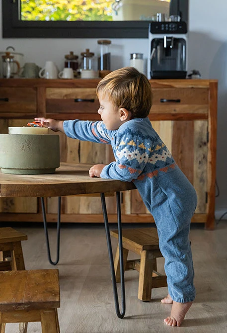 Combinaison en tricot gris pour bébé