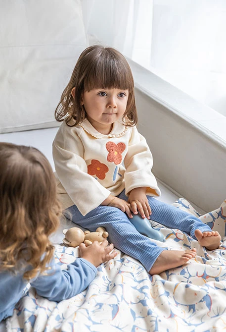 Babyset aus ungebleichtem Strick mit Blumen