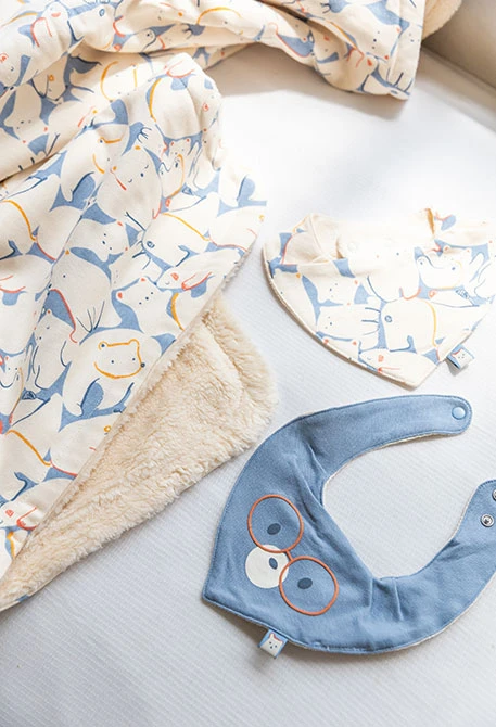 Babero bebé de punto con animales en gris