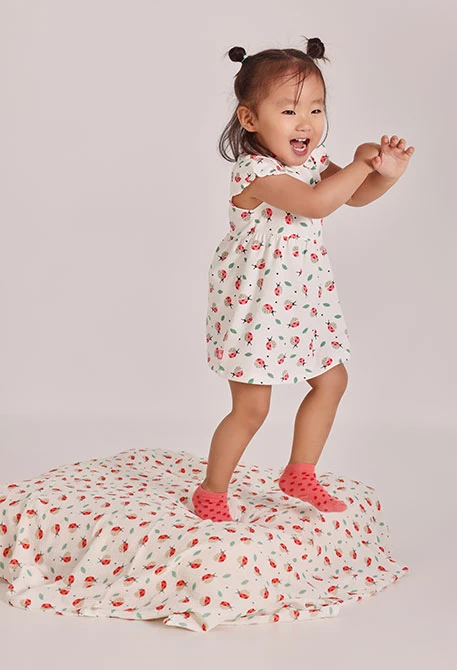 Kleid für Baby aus Strick mit Druckmuster