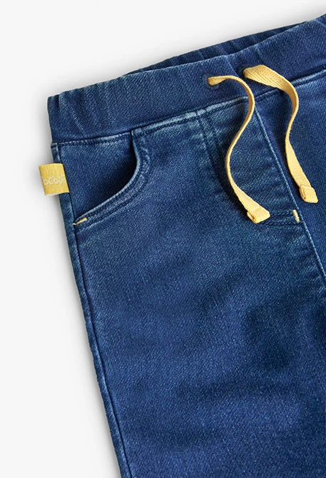 Completo di tricot e pantaloni in denim per neonato in bianco