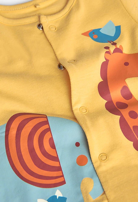 Grenouillère en tricot pour bébé coloris jaune avec imprimé d\'animaux.