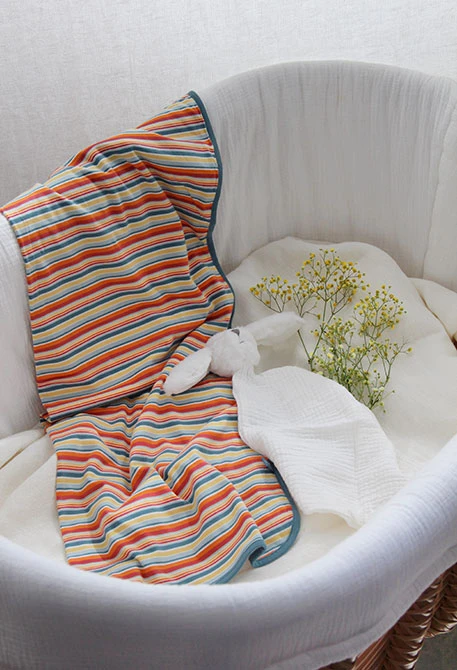 Cobertor de malha para bebé em branco com estampado multicolor