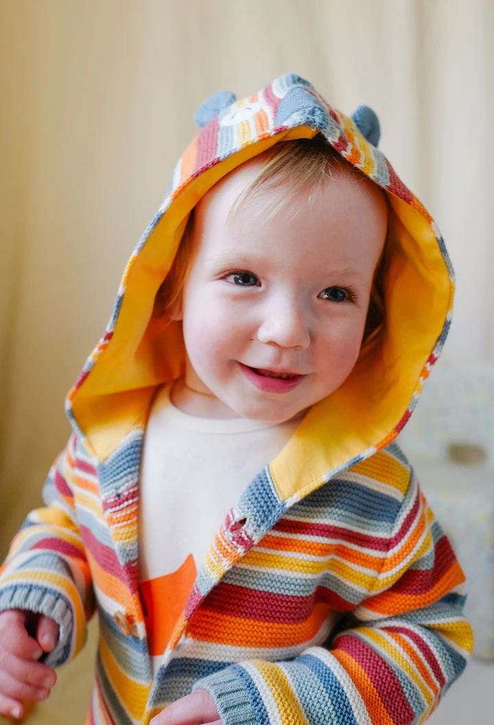 Veste en tricot pour bébé de couleur jaune avec un motif à rayures.