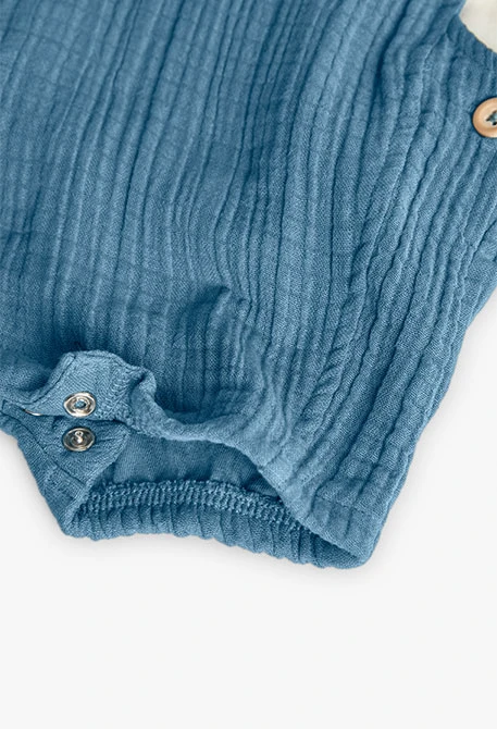 Conjunto de t-shirt e jardineiras para bebé com estampado variado
