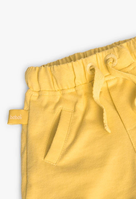 Set di maglietta in maglia per neonato di colore giallo con stampa a righe e coccodrillo.