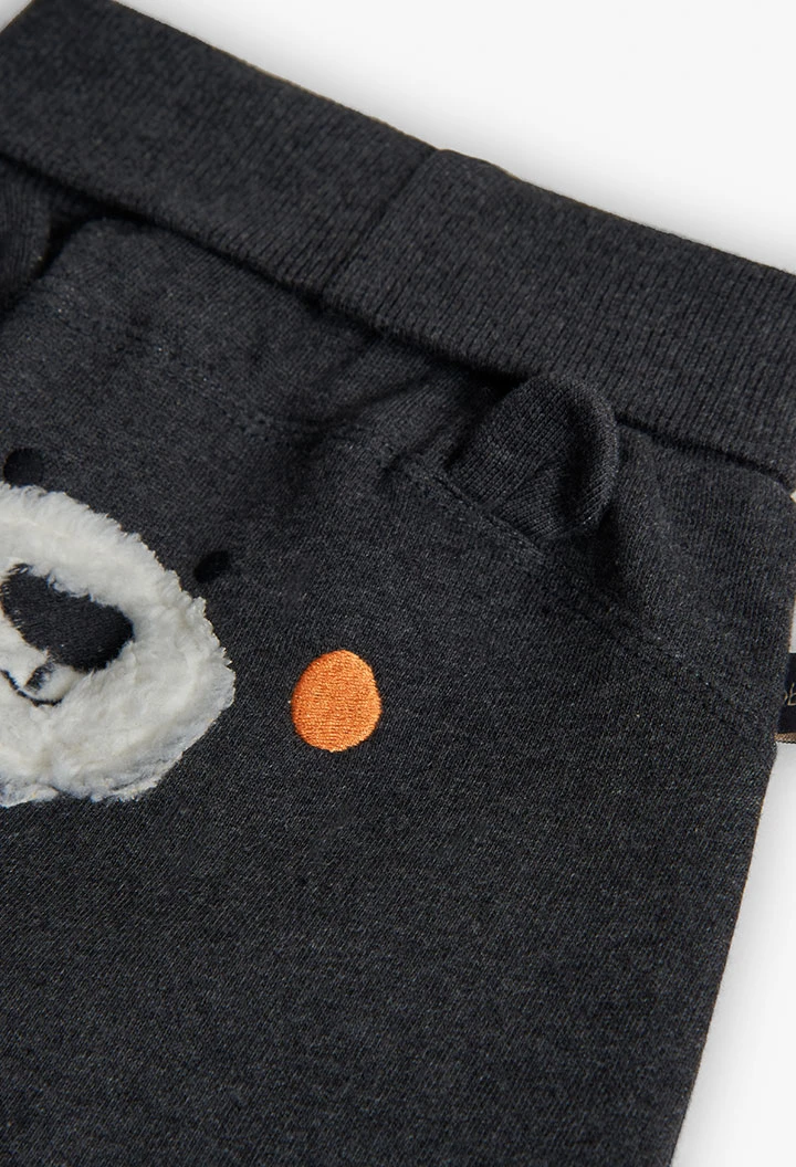 Baby-Set in Weiß und Dunkelgrau gestrickt