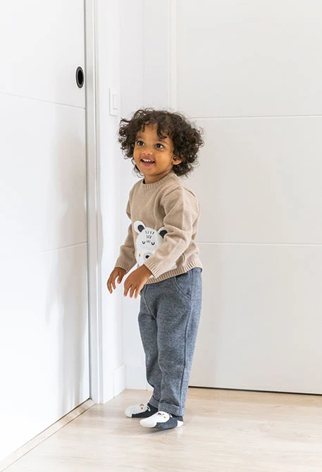 Ensemble bébé beige en tricot avec animaux