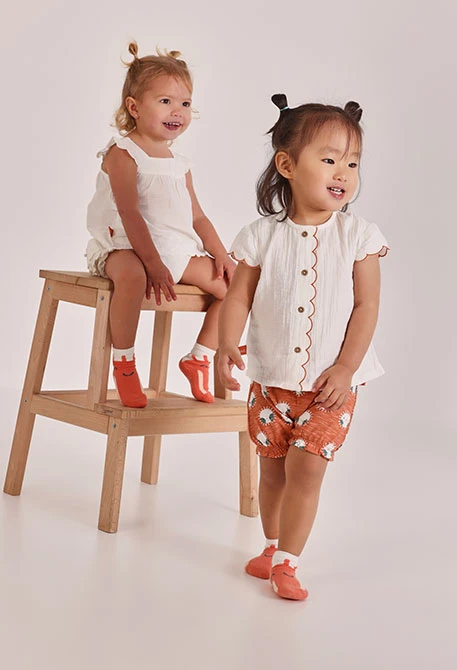 Weißes Baumwollset für Babys