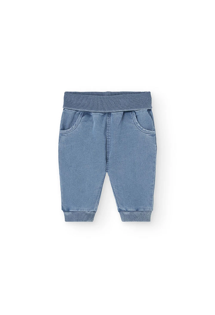 Set di maglietta e pantaloni in maglia per neonato di colore bianco.
