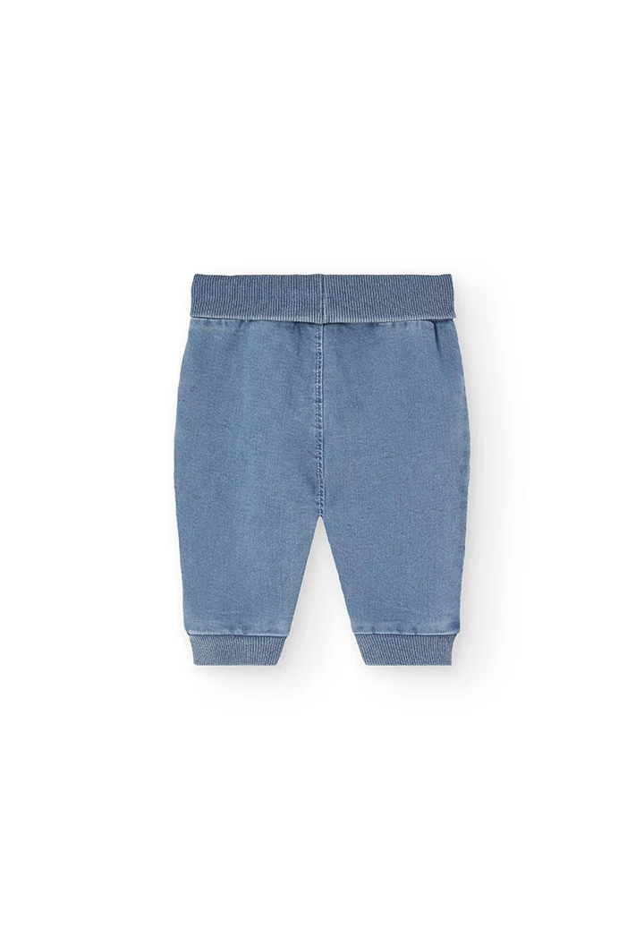 Set di maglietta e pantaloni in maglia per neonato di colore bianco.