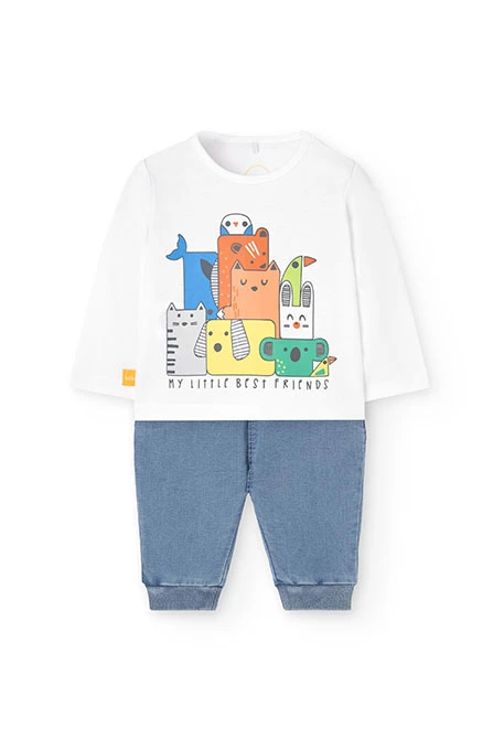 Set di maglietta e pantaloni in maglia per neonato di colore bianco.