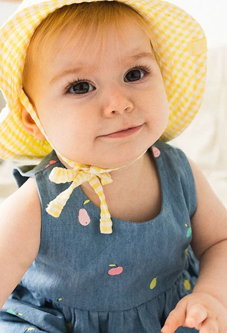 Bonnet en popeline pour bébé de couleur jaune avec motif à carreaux