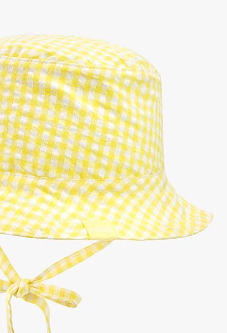 Cappello di popeline per bebè di colore giallo con motivo a quadri.