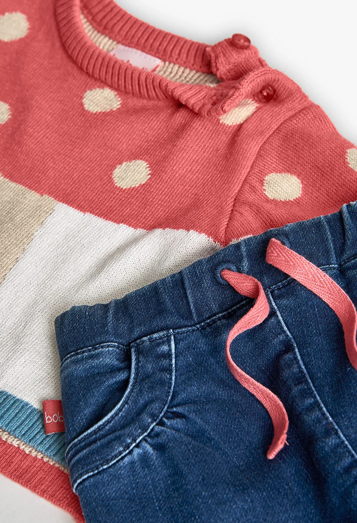 Ensemble bébé en tricot bleu avec des champignons