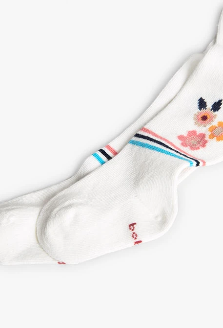 Gestrickte Baby-Strumpfhose mit weißen Blumen