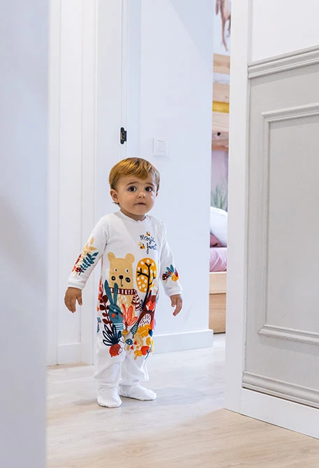 Tutina neonato in maglia bianca con animali