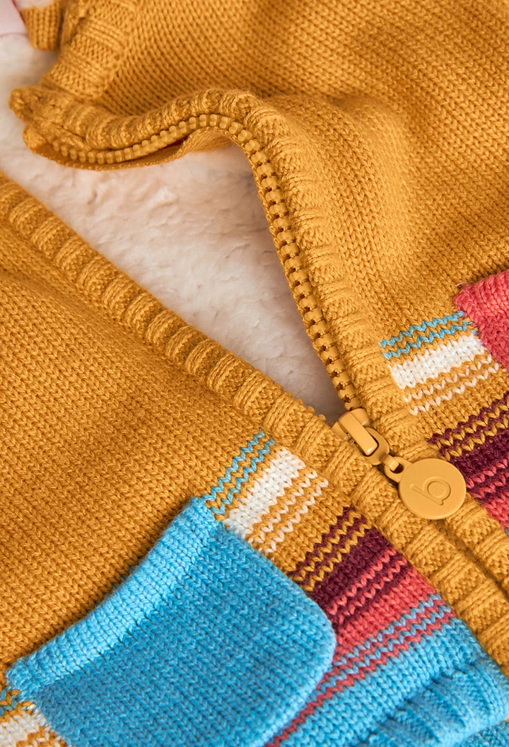 Gelbe Babyjacke mit Streifen