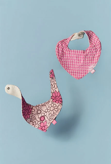 Pack mit 2 bedruckten Lätzchen aus Baumwolle für Babys.