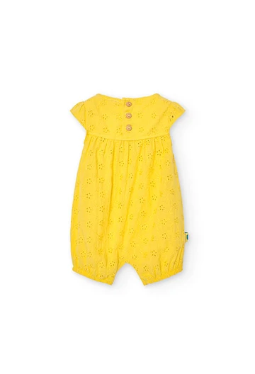 Roupinha de tecido bordado de bebé em amarelo