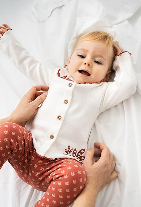 Baby girl\'s knitted blouse and leggings set in white colour