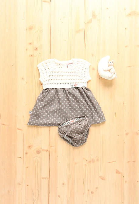Robe en tricot pour bébé fille de couleur blanche