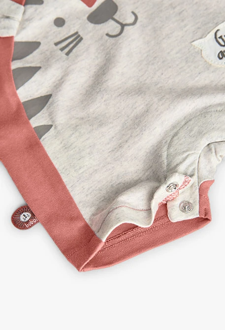 Tutina corta in maglia per bebé di colore arancione.