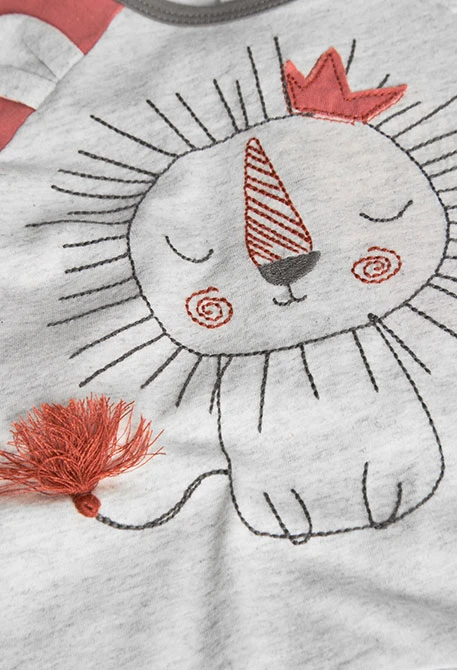 Pelele de punto para bebé en color crudo con estampado de león